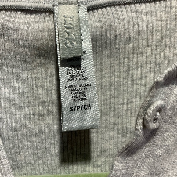 SKIMS Cotton Rib Long Sleeve Henley bodysuit - Picture 8 of 10